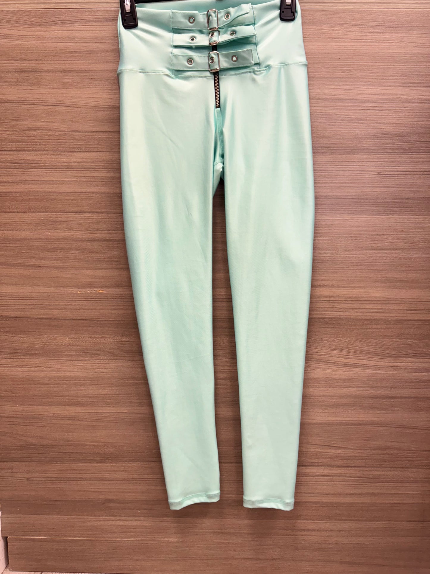 LEGGINGS EFECTO CUERO DE CORREAS