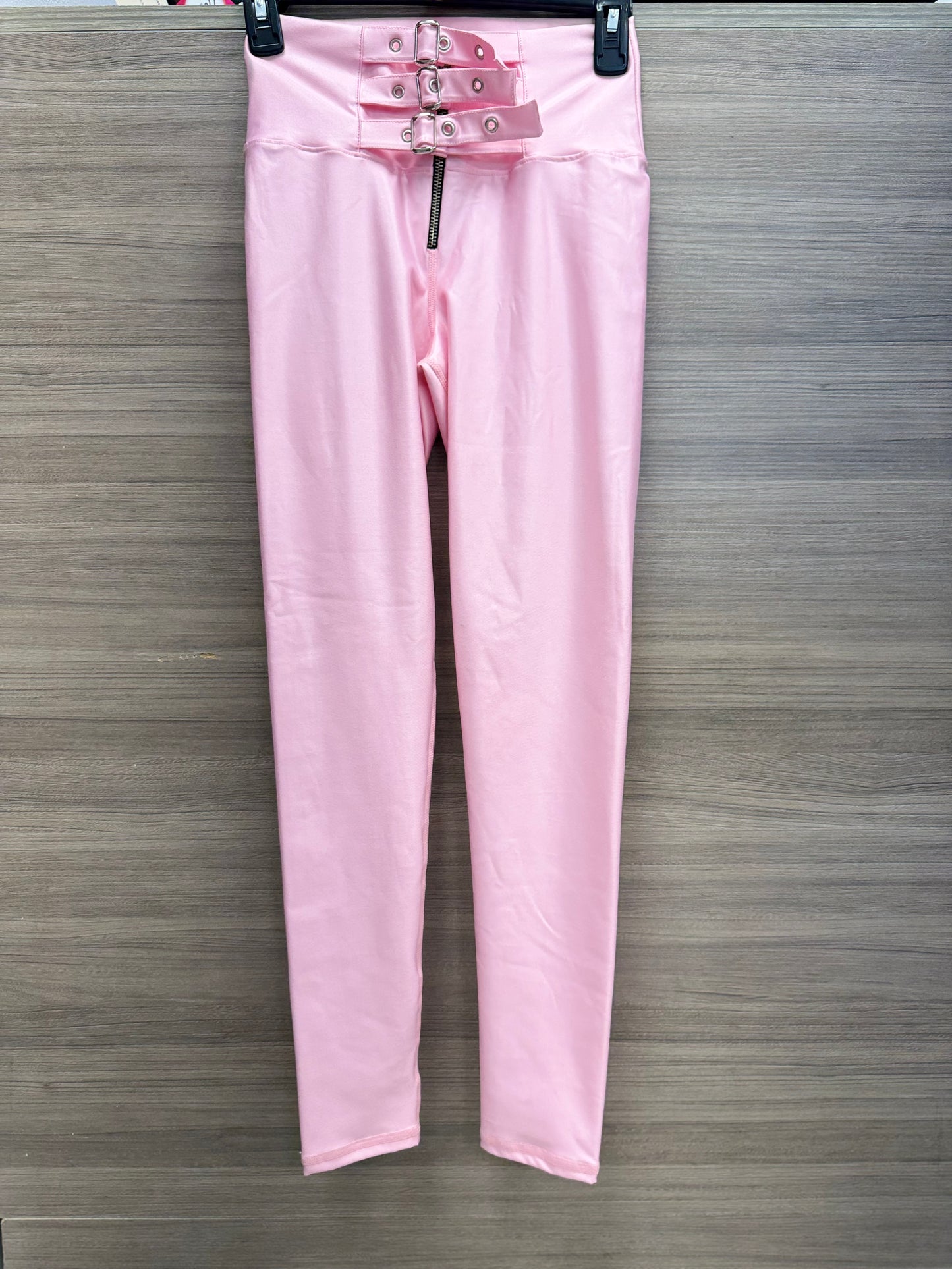 LEGGINGS EFECTO CUERO DE CORREAS