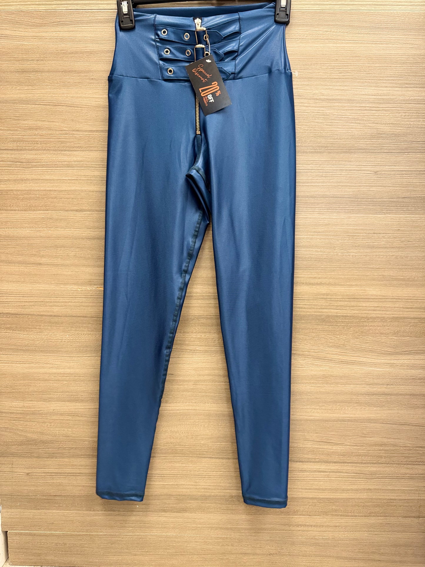 LEGGINGS EFECTO CUERO DE CORREAS
