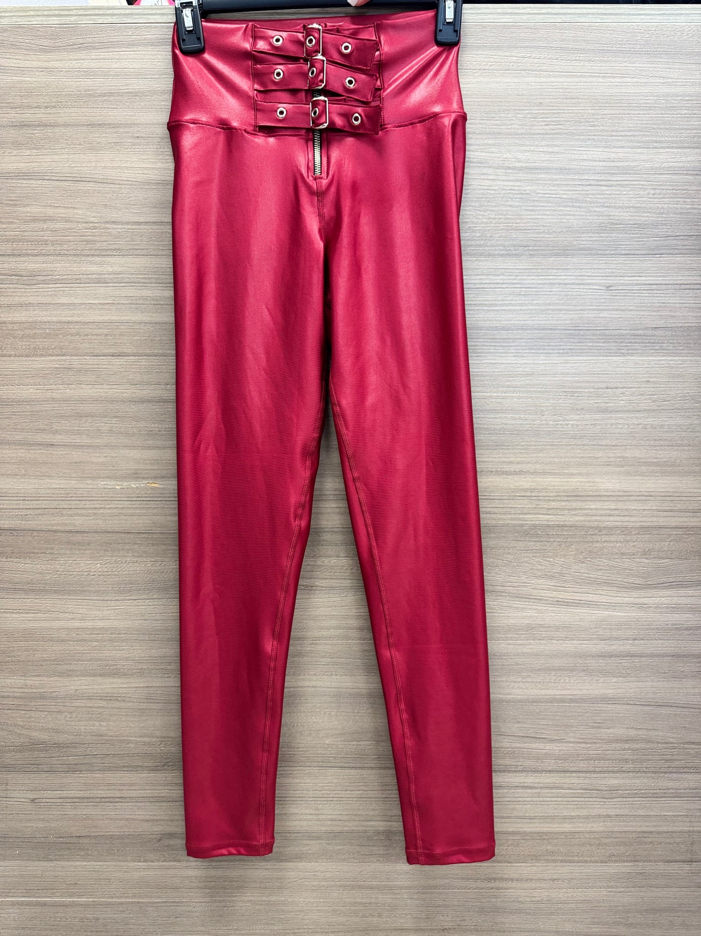 LEGGINGS EFECTO CUERO DE CORREAS
