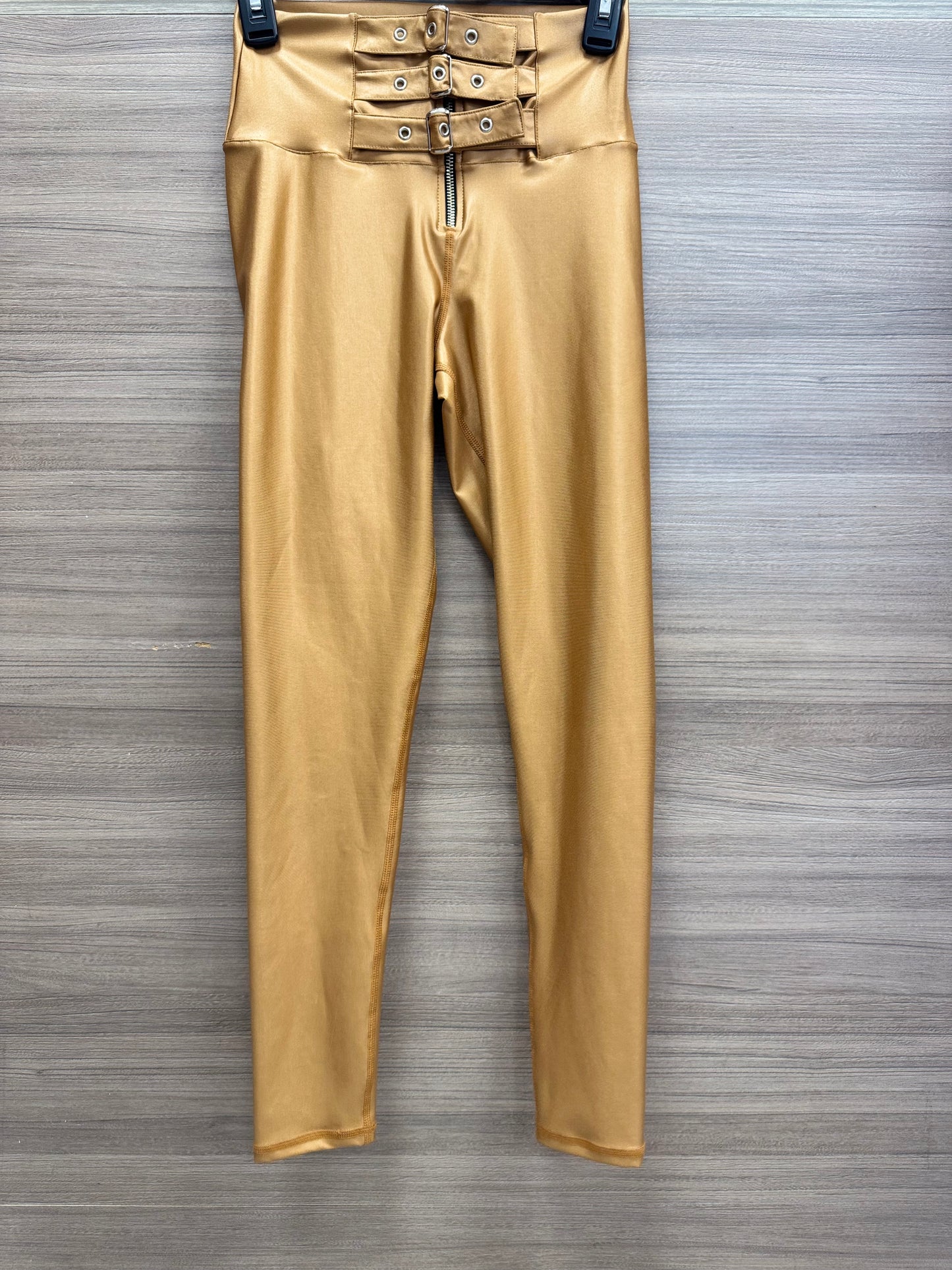 LEGGINGS EFECTO CUERO DE CORREAS