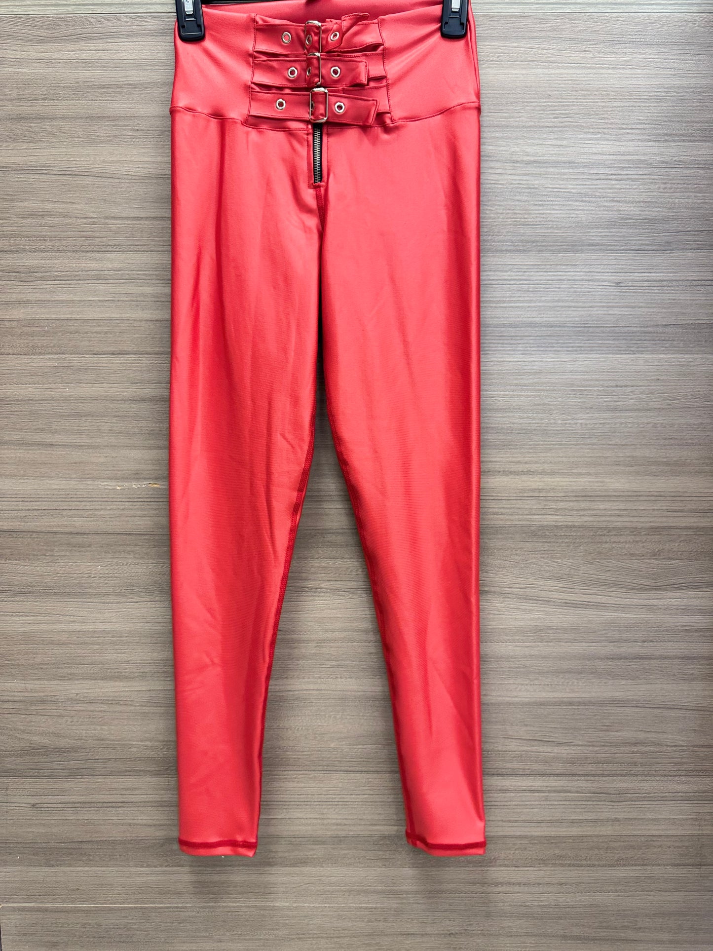 LEGGINGS EFECTO CUERO DE CORREAS