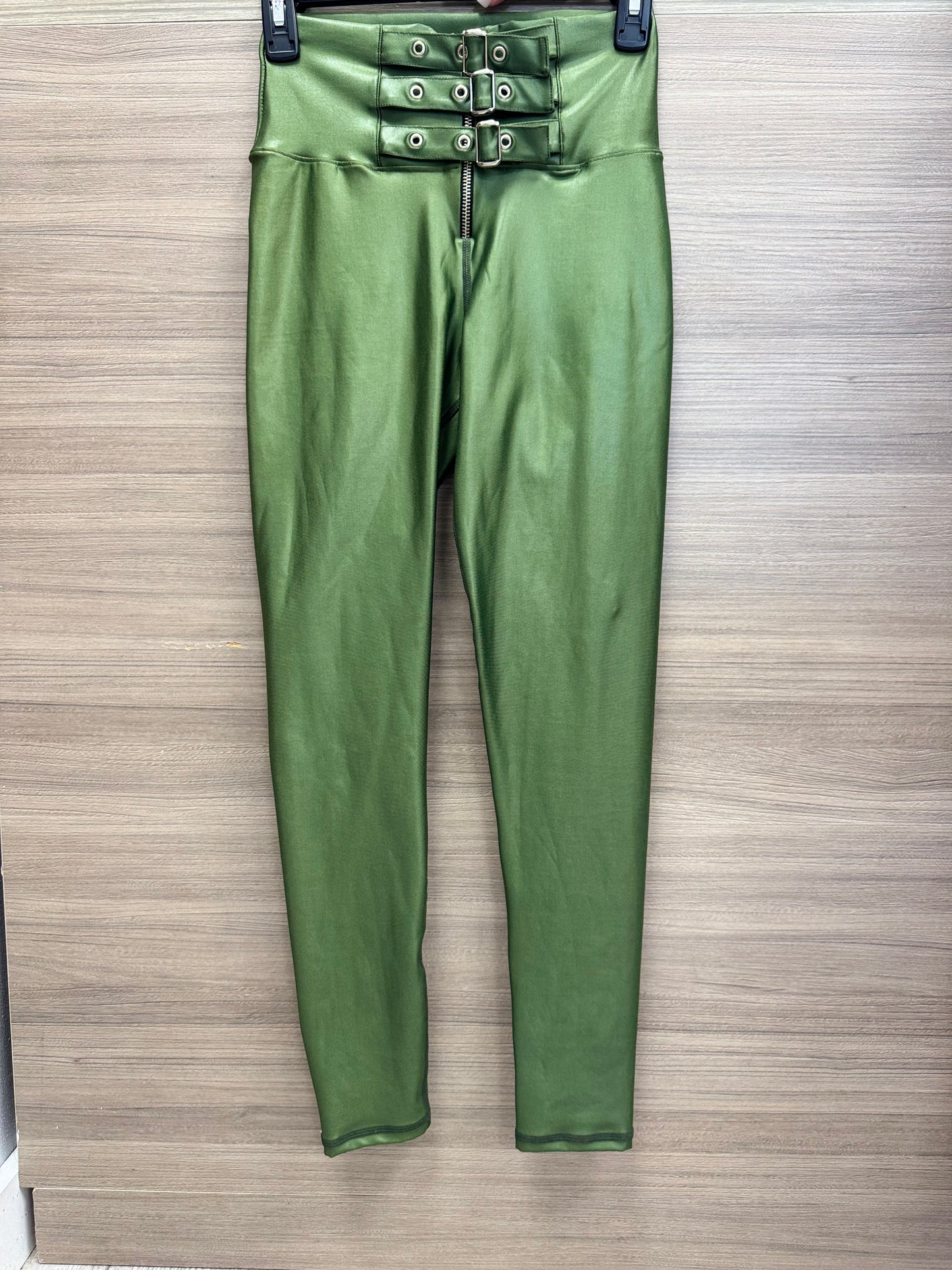 LEGGINGS EFECTO CUERO DE CORREAS