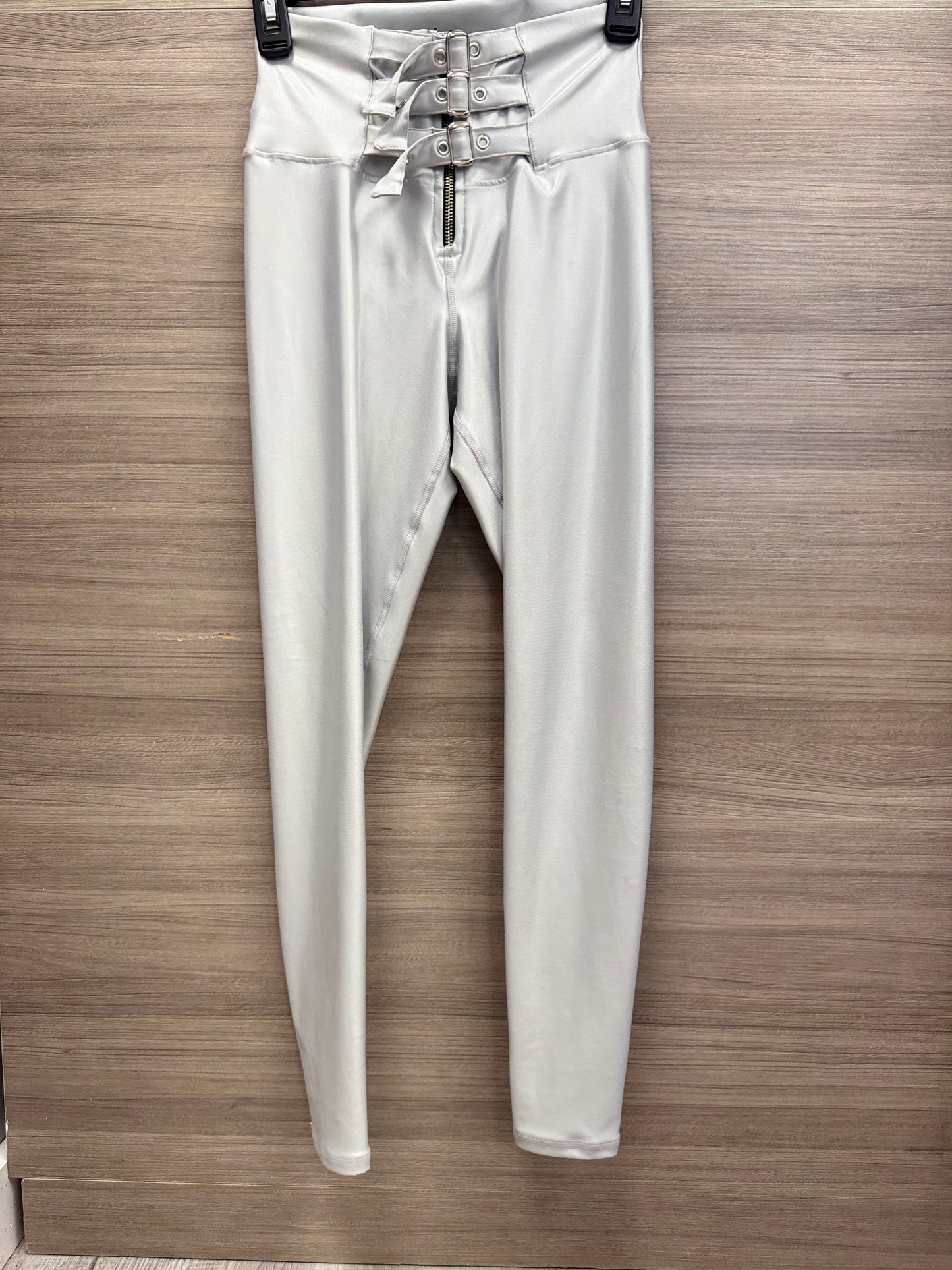 LEGGINGS EFECTO CUERO DE CORREAS