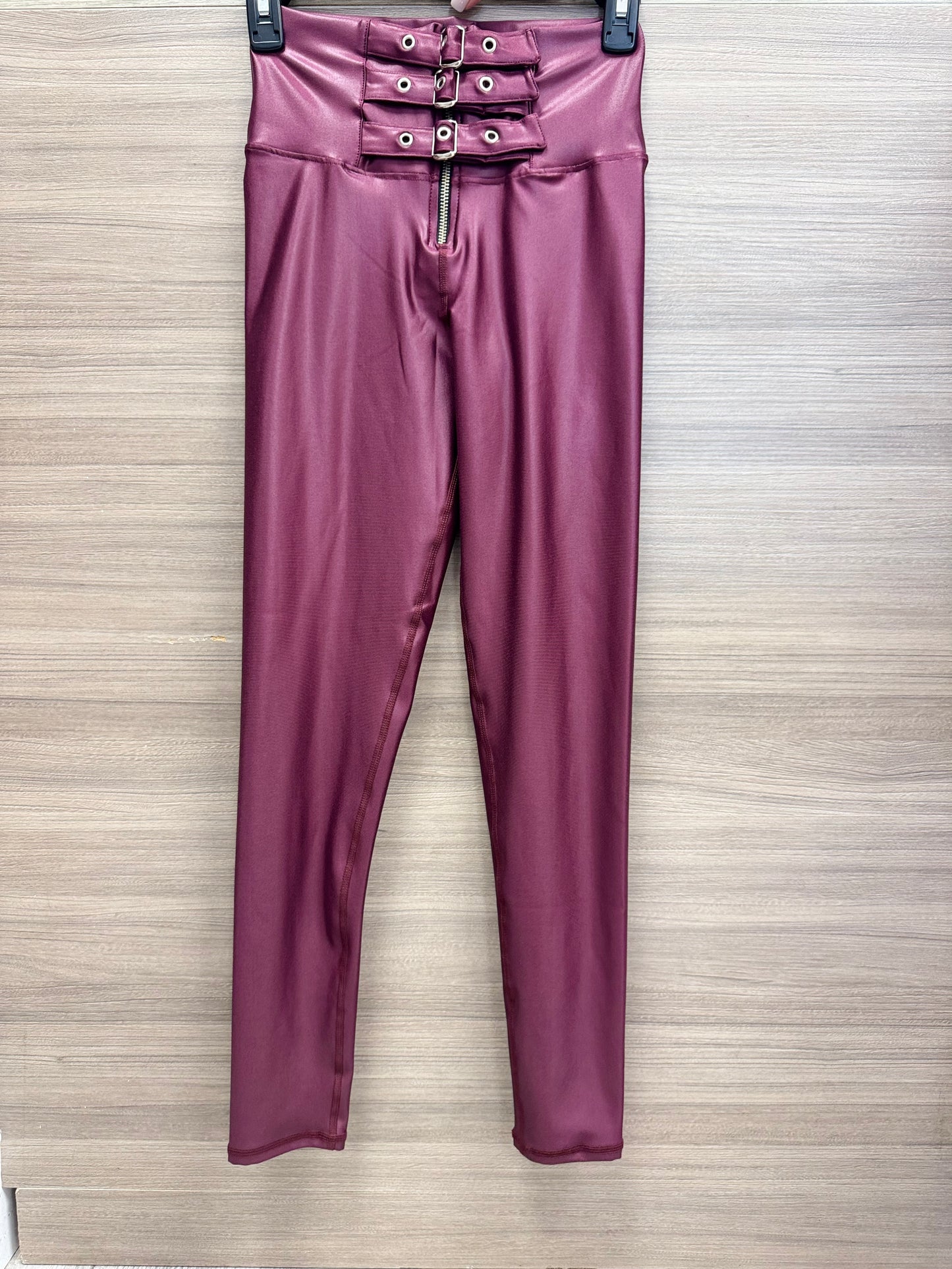 LEGGINGS EFECTO CUERO DE CORREAS