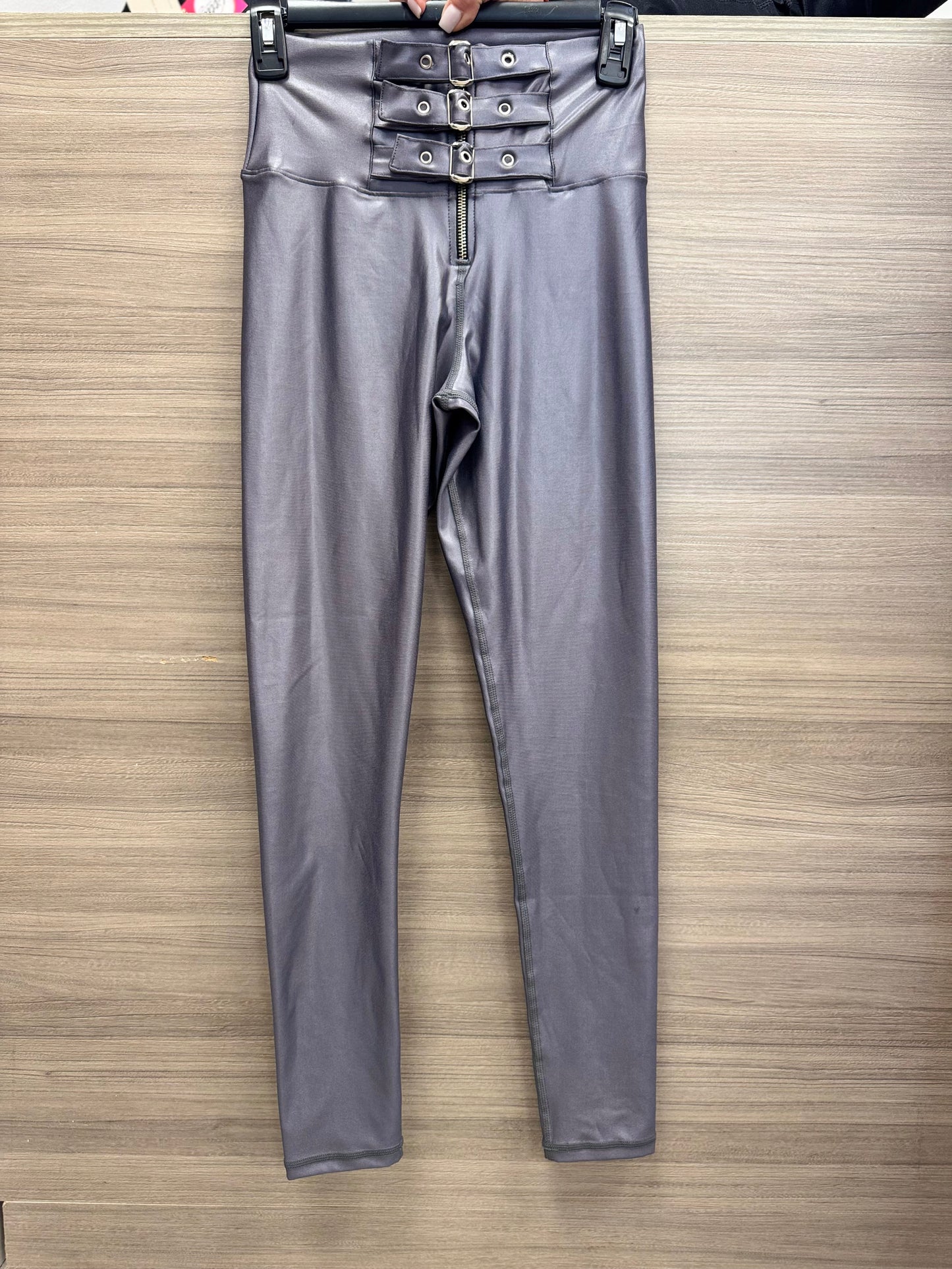 LEGGINGS EFECTO CUERO DE CORREAS
