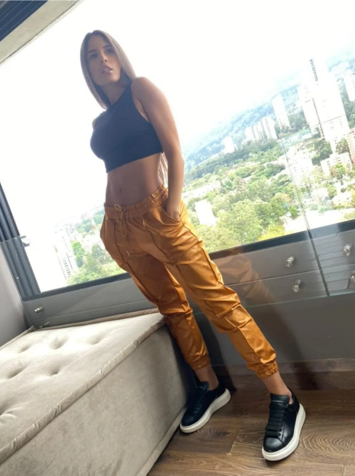 JOGGER EFECTO CUERO